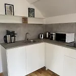 Modernes City-apartment Mit Parkplatz In דירה *