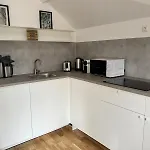 Modernes City-apartment Mit Parkplatz In דירה *