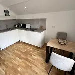 Apartman Modernes City-apartment Mit Parkplatz In *