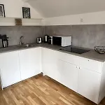 Modernes City-apartment Mit Parkplatz In Apartman
